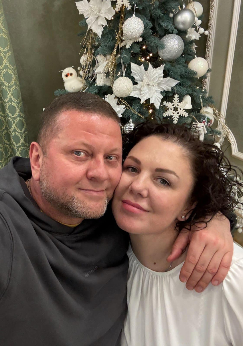 Залужний показав новорічне фото з дружиною