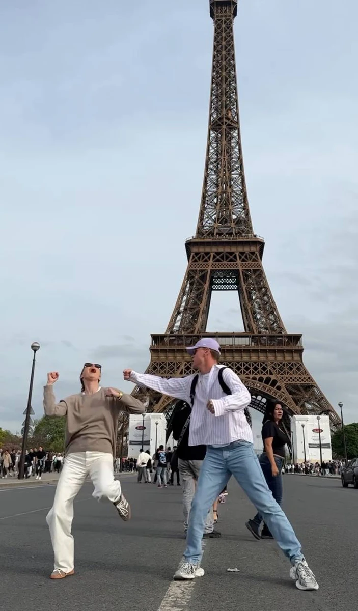 Барановська з другом показали бійку на тлі Ейфелевої вежі