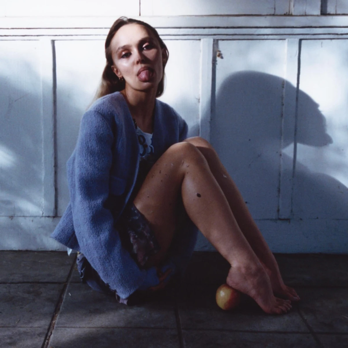 24-річна актриса та модель висолопила язик на камеру