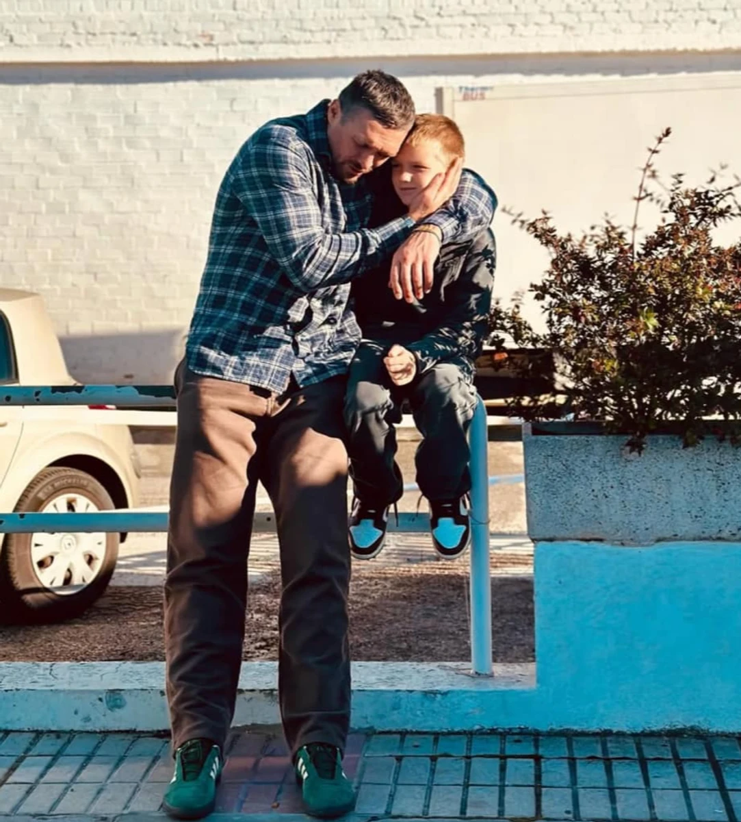 Усик обіймає свого сина