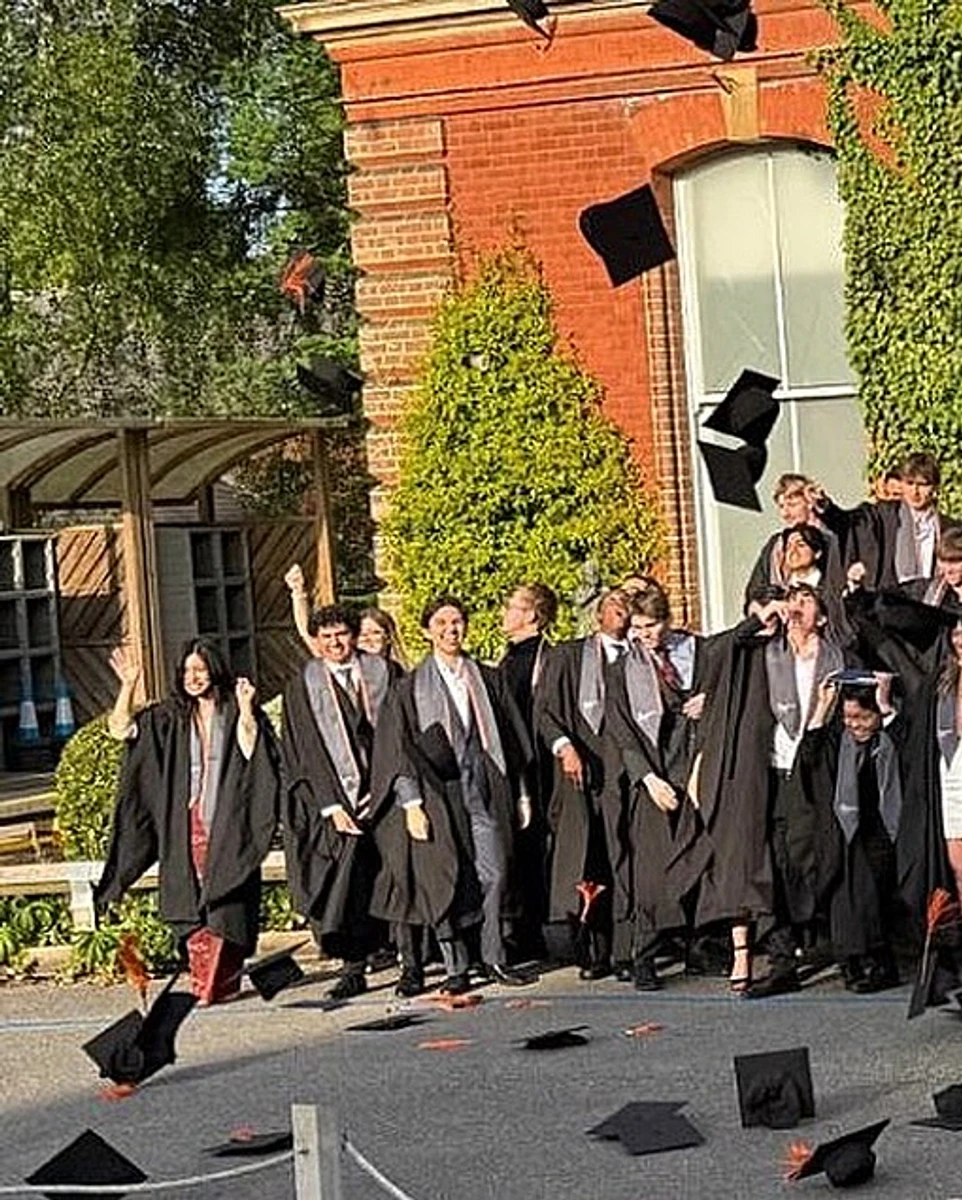 Шевченко показав, як його син з іншими випускниками підкидають шапочки 