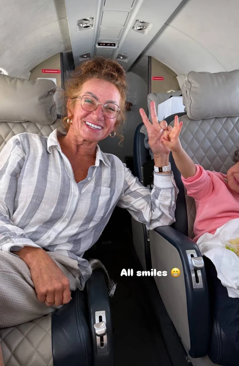 Мама також приєдналася до дівчат