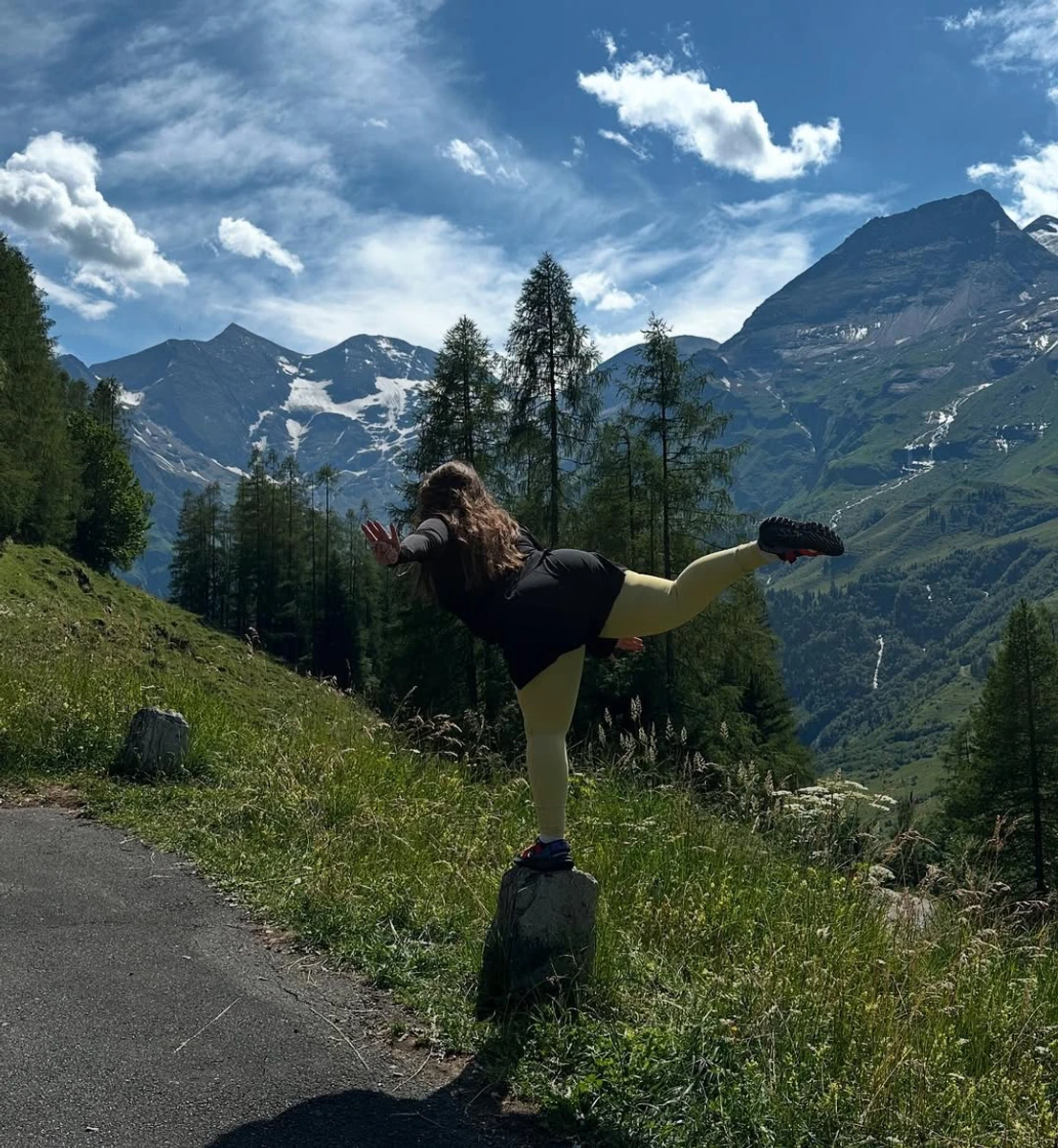 І тримала баланс