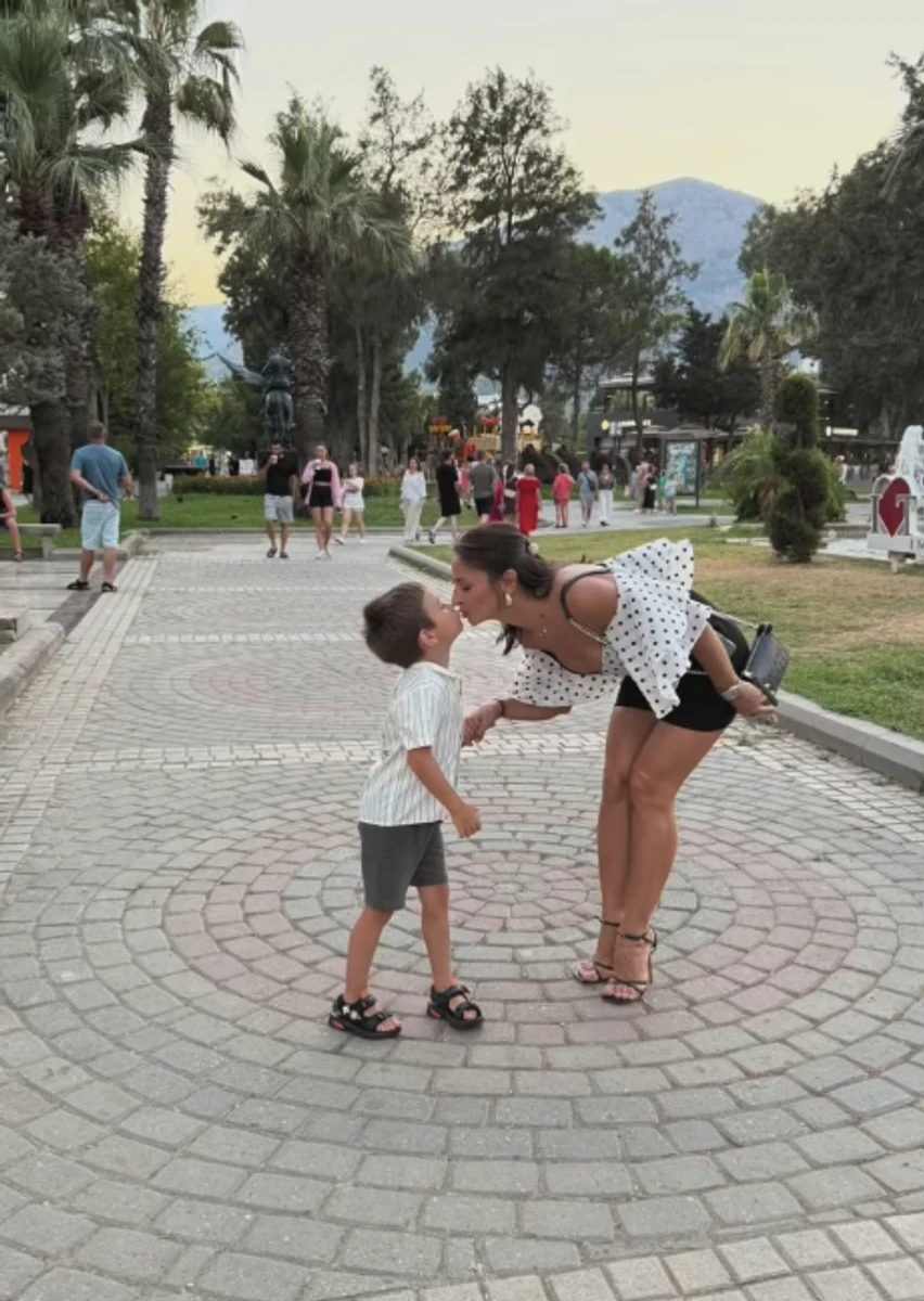 Ілона Гвоздьова на підборах показала милий момент з сином