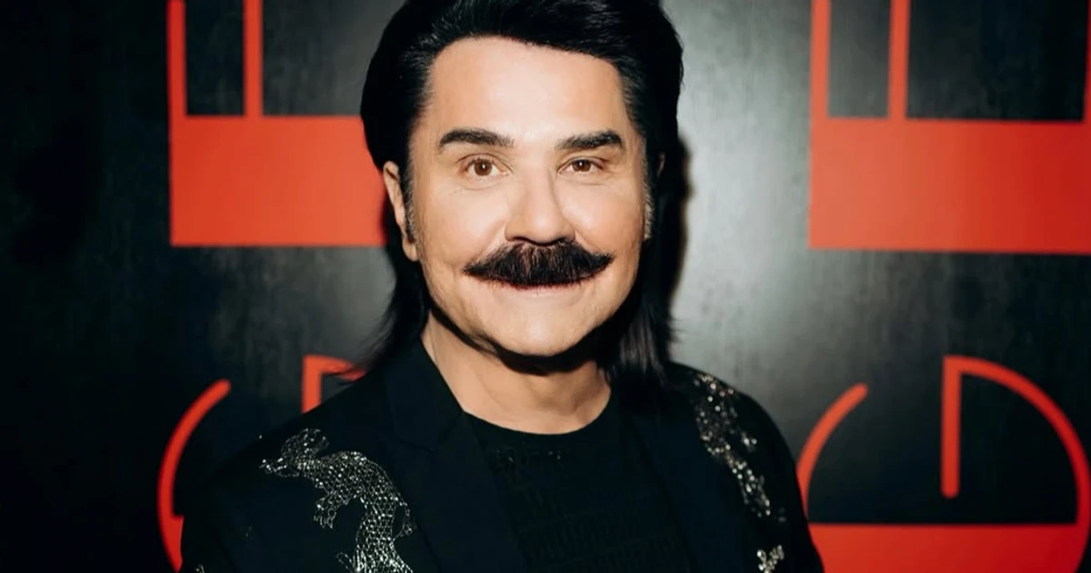 Павло Зібров позує для фото