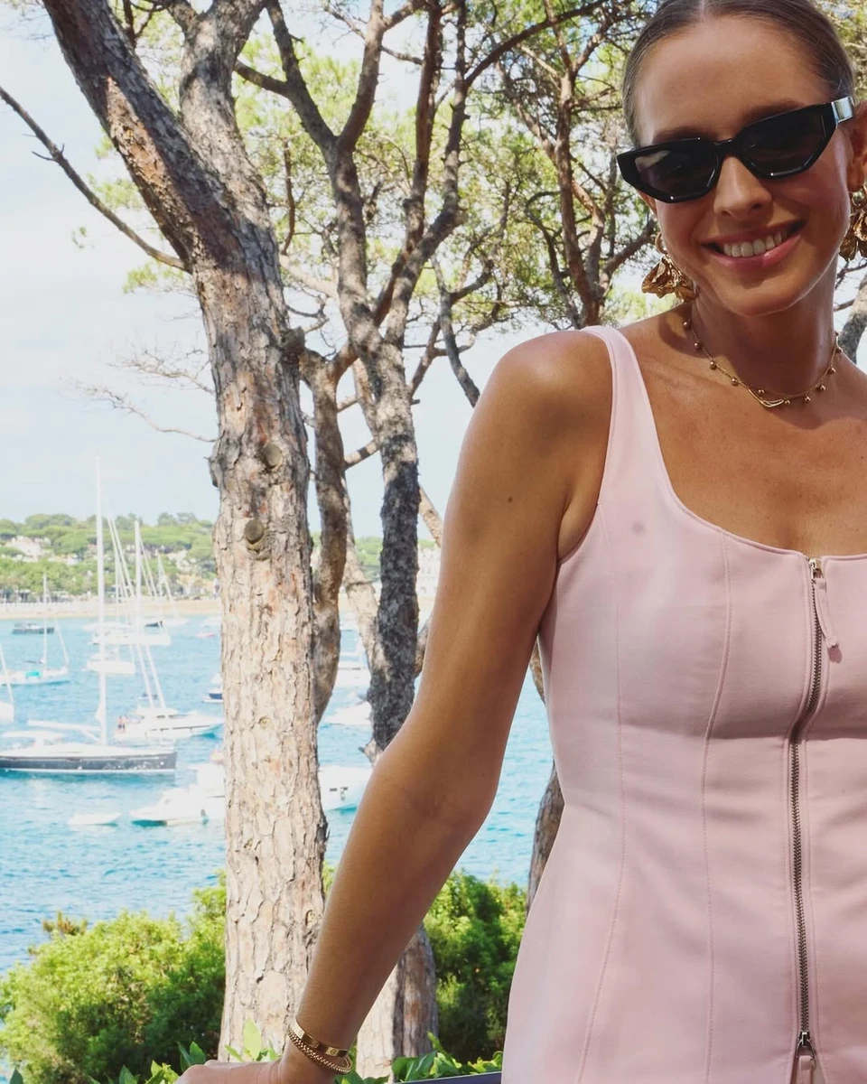 Катерина Осадча у топі наробила стильних фото в Барселоні