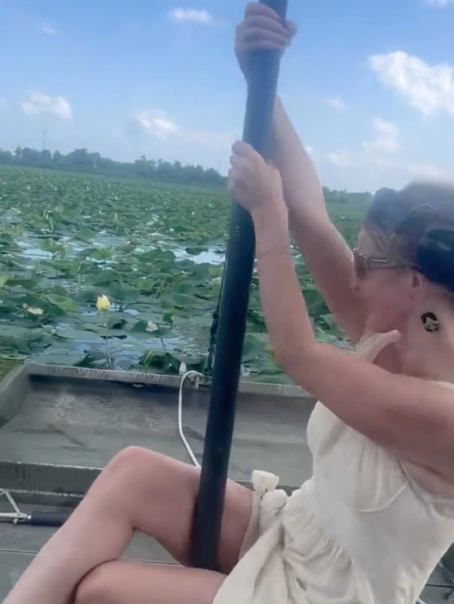 Лана Дель Рей поспокушала фанатів танцями на пілоні