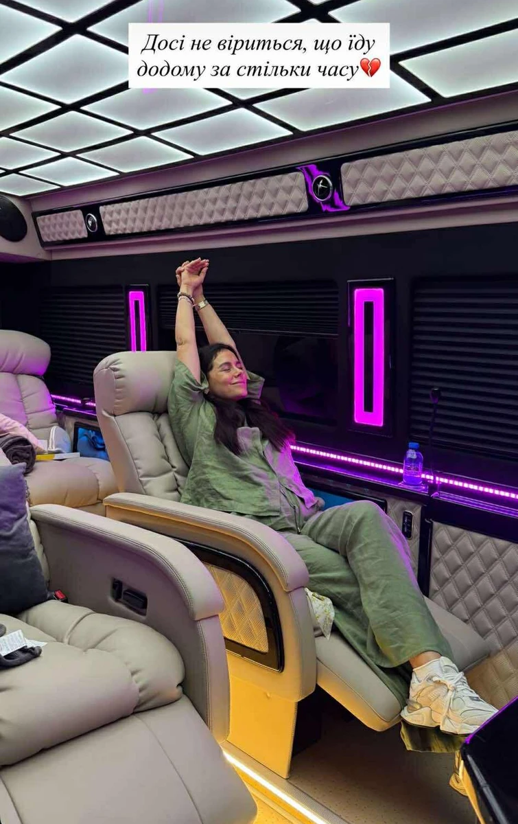 Іванна Онуфрійчук у зеленому костюмі попозувала в автобусі