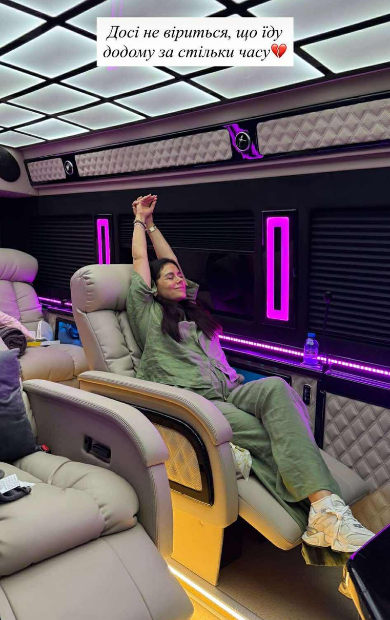 Іванна Онуфрійчук у зеленому костюмі попозувала в автобусі