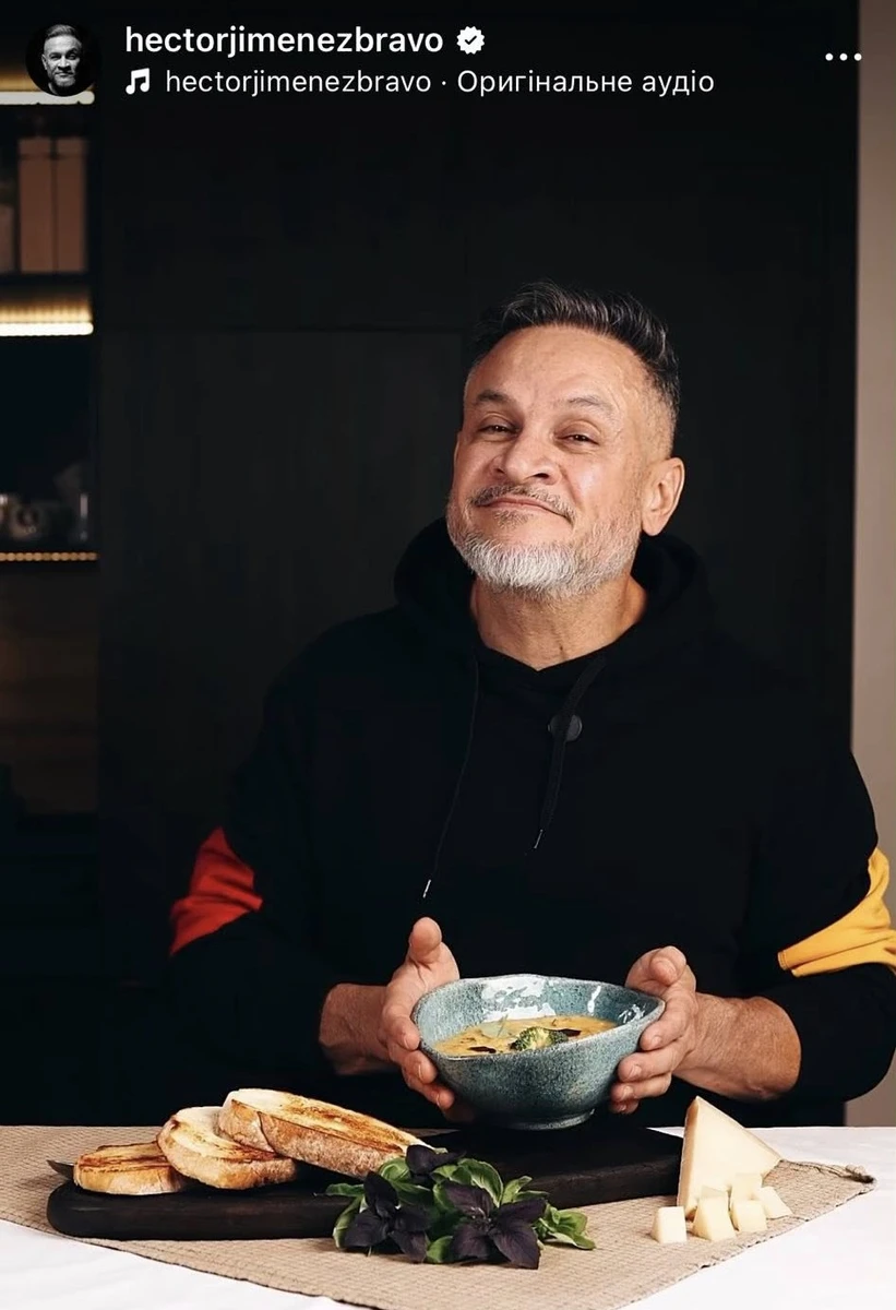 Ектор готує суп