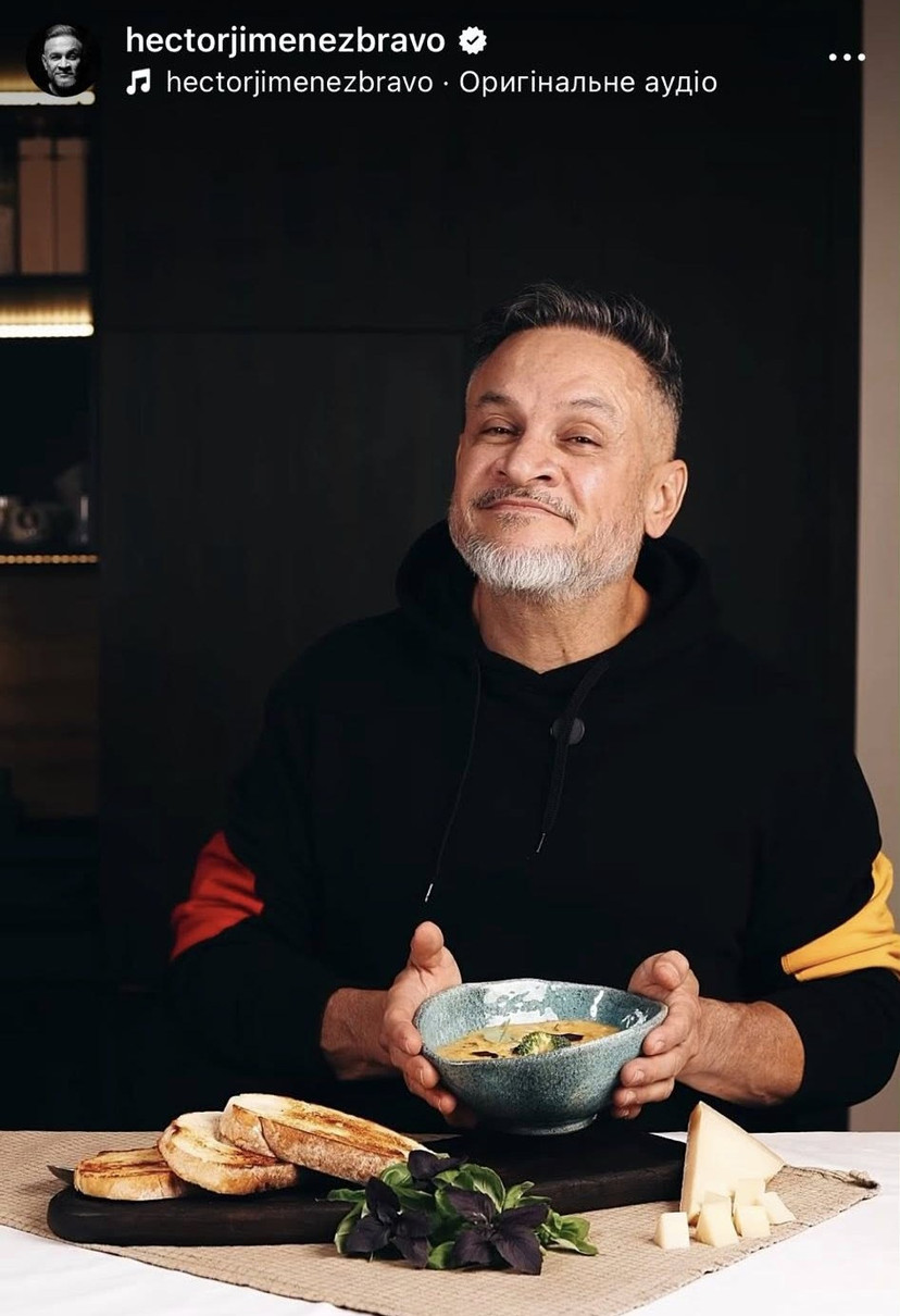 Ектор готує суп