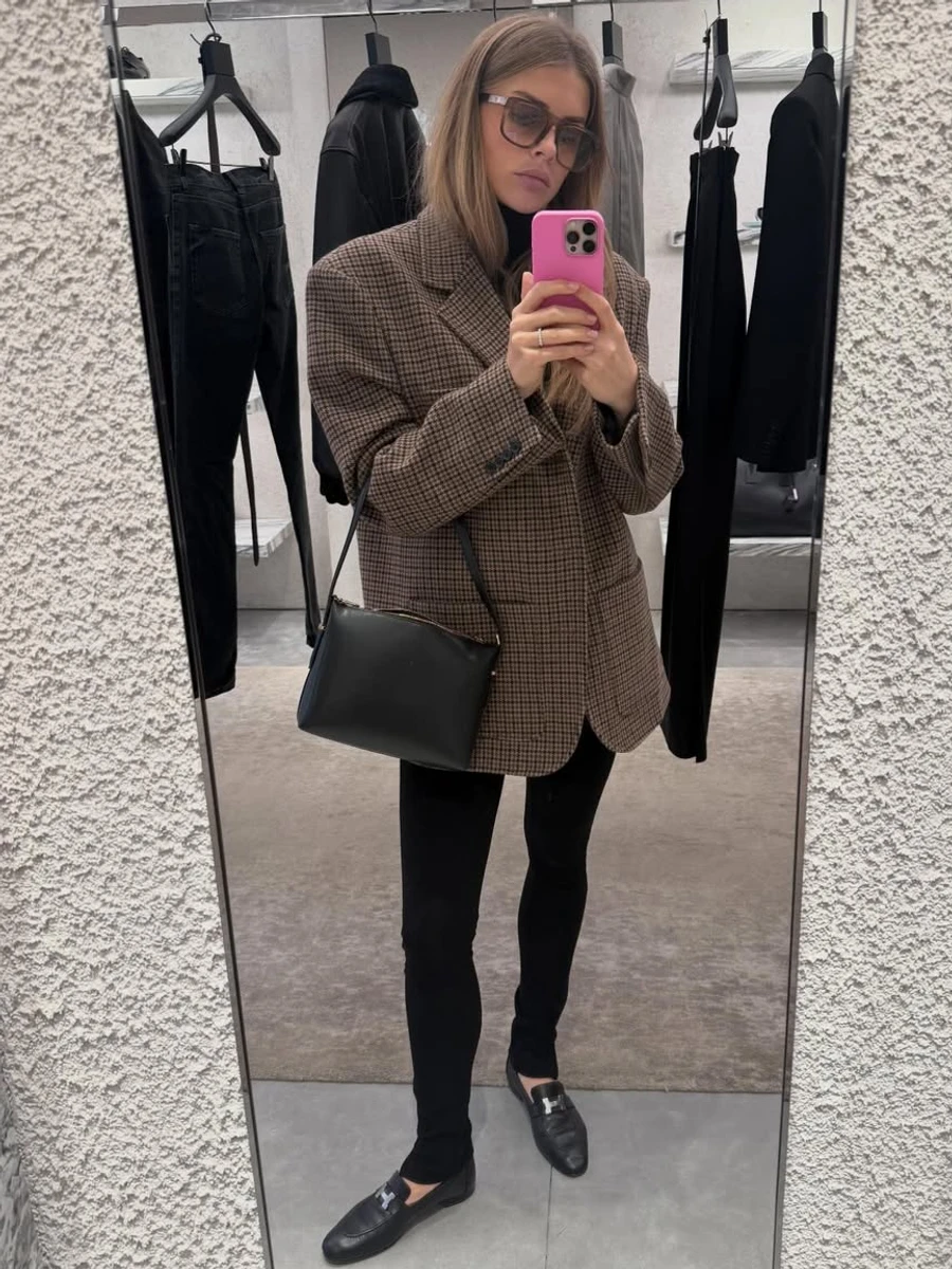 Дружина Зінченка попозувала в магазині в стильному жакеті