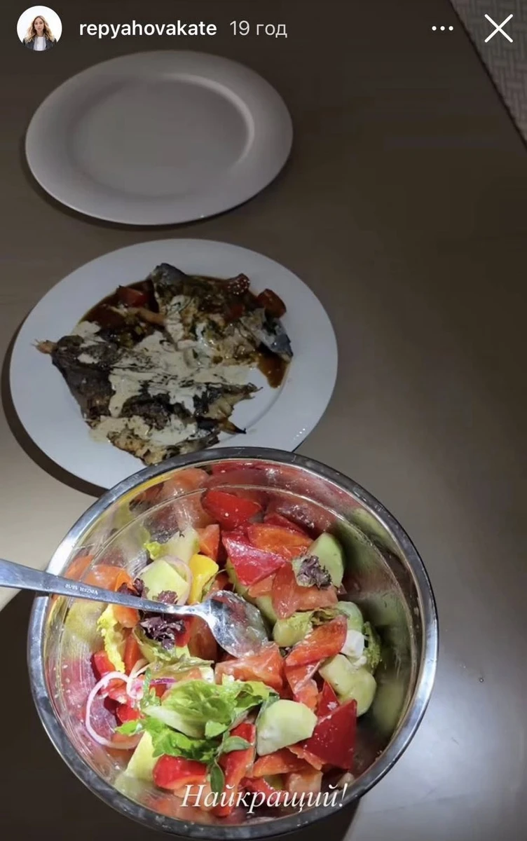 Павлік на вечерю приготував рибу, салат і смажені овочі