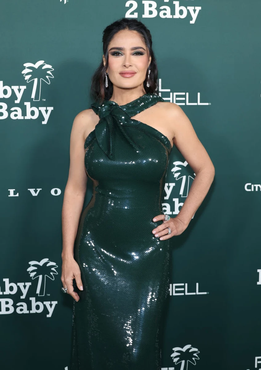 Сальма Хаєк любить хизуватися своїми пишними формами