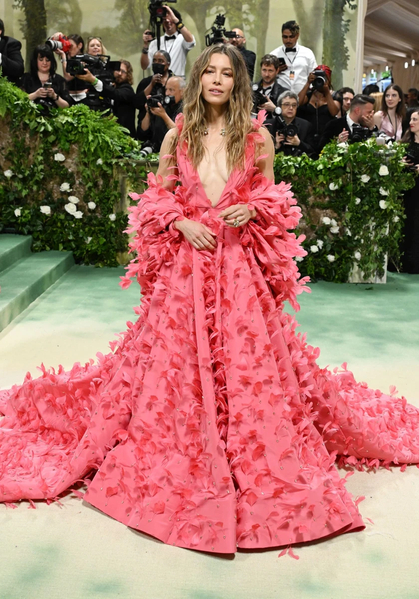 Так Біл виглядала на Met Gala після своєї диво-ванни. На актрисі сукня від Tamara Ralph і прикраси від Cartier 