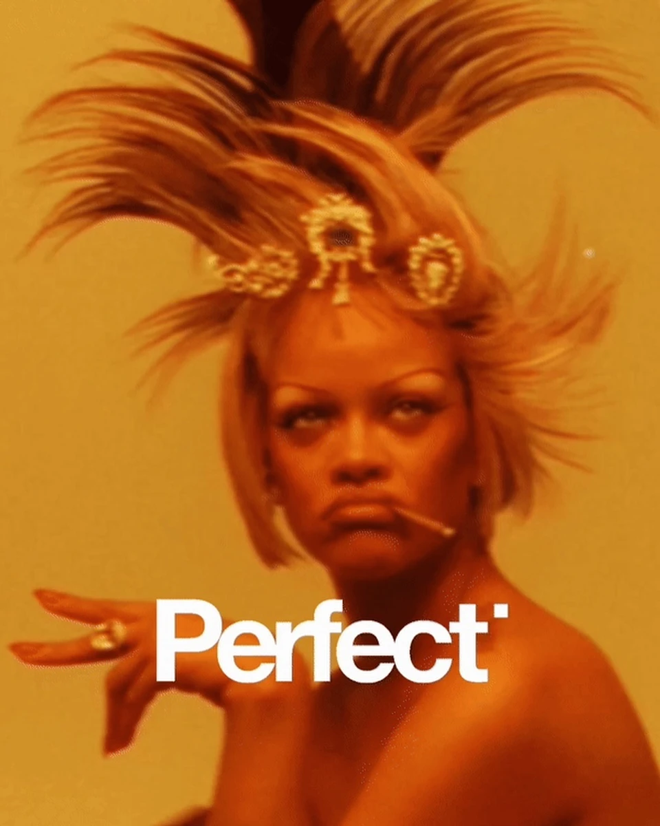 Ріанна з цигаркою для фото