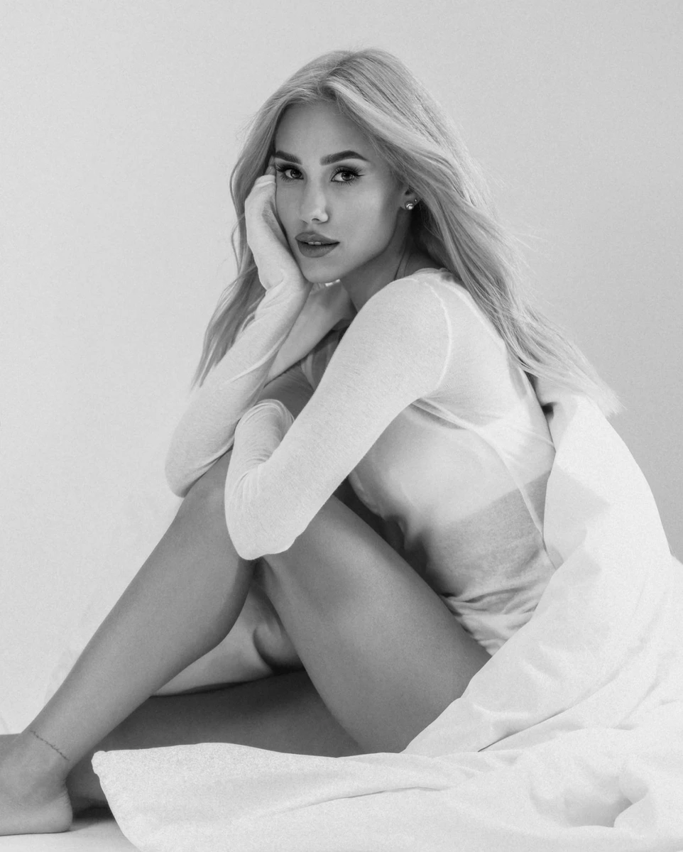 Даша у ковдрі і кофтинці