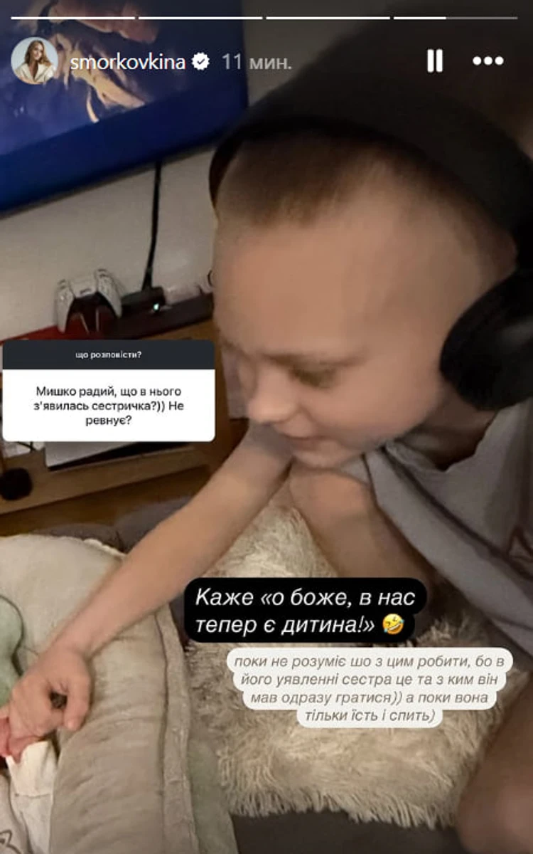 Анна показала старшого сина, який тримає сестричку за маленьку ручку