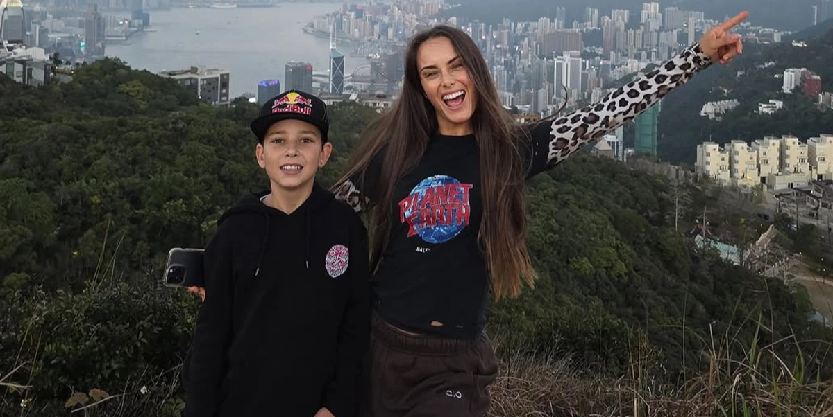 Ксенія Мішина позує для фото з сином Платоном