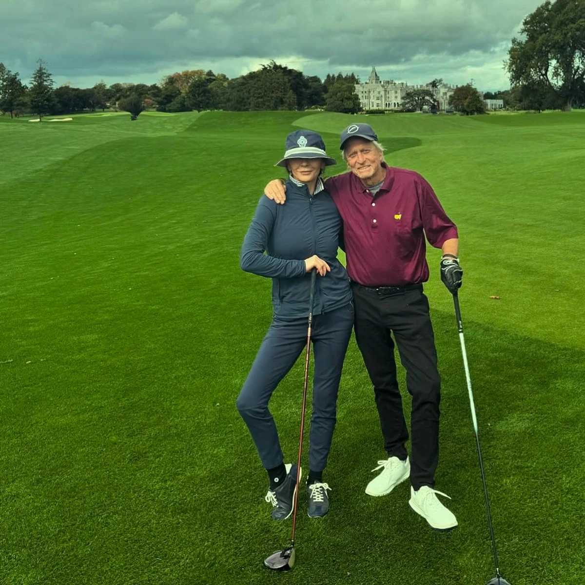 Майкл Дуглас та Кетрін Зета-Джонс на полі для гольфу