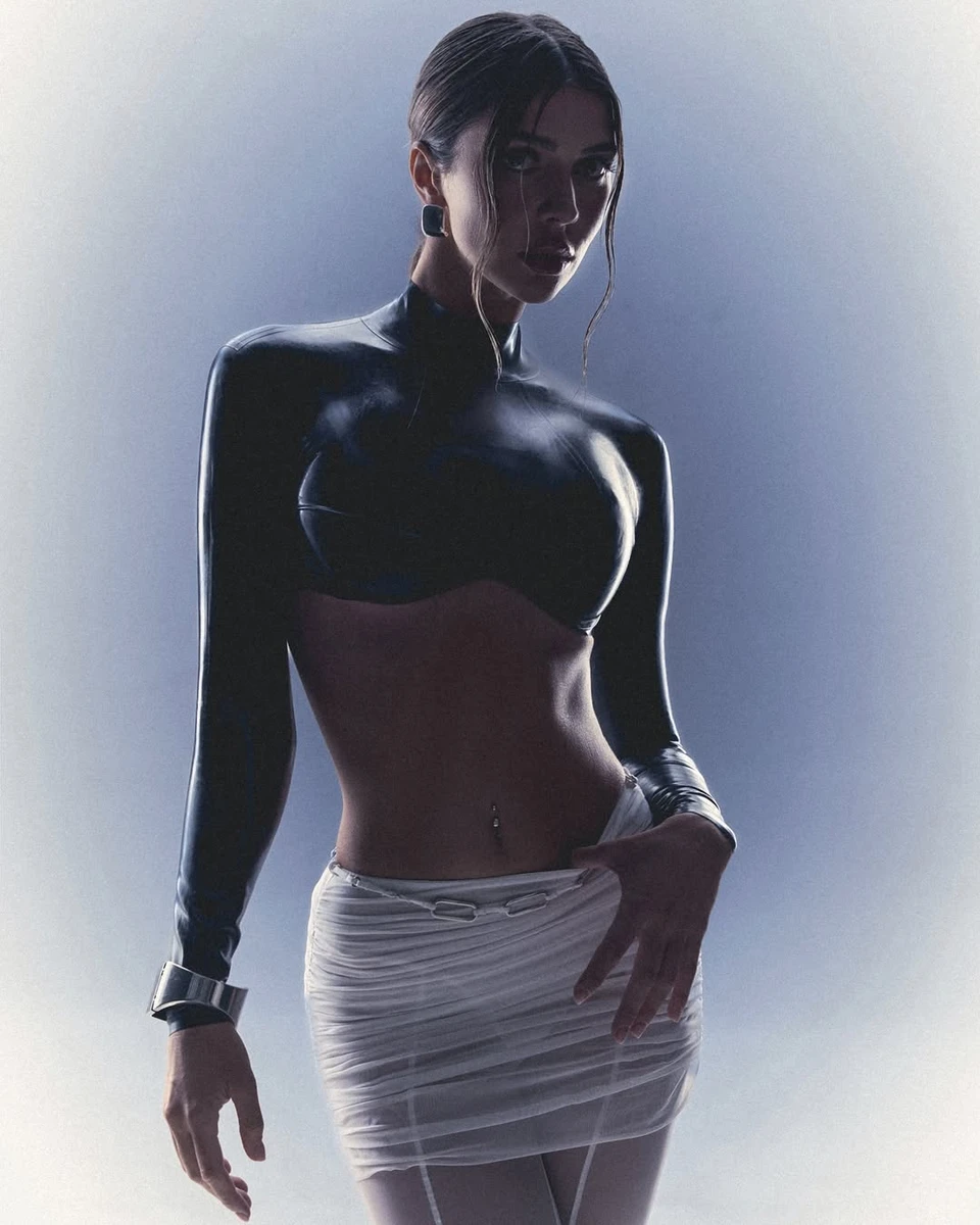 Дружина футболіста Яремчука у сексі луці засвітила тіло