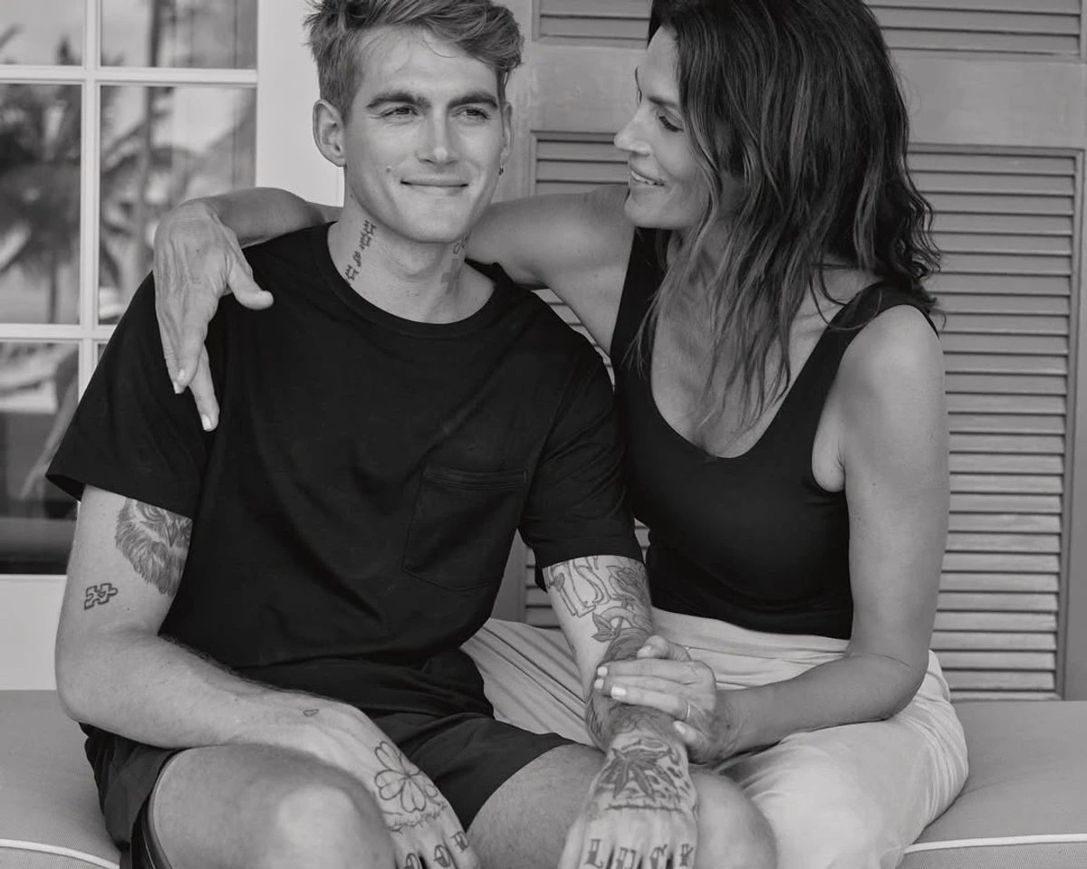 Сінді Кроуфорд показалася з 26-річним сином на сімейному фото