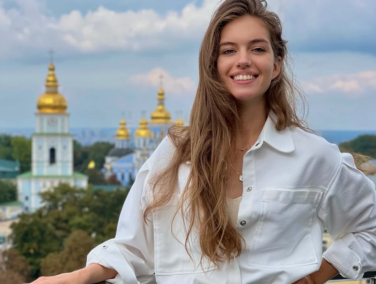 Олександра Кучеренко позує для фото