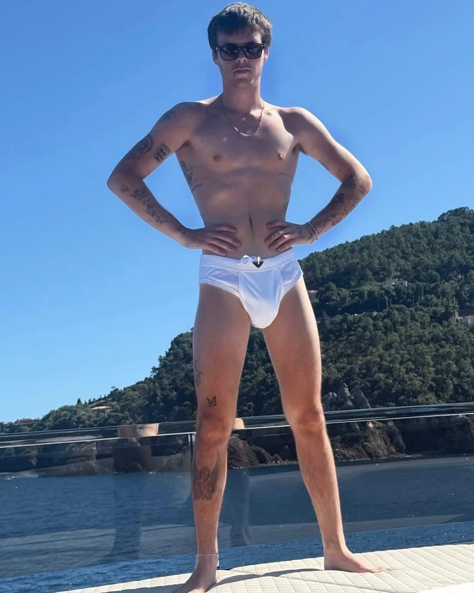 Вікторія Бекхем показала голоторсого сина на відпочинку