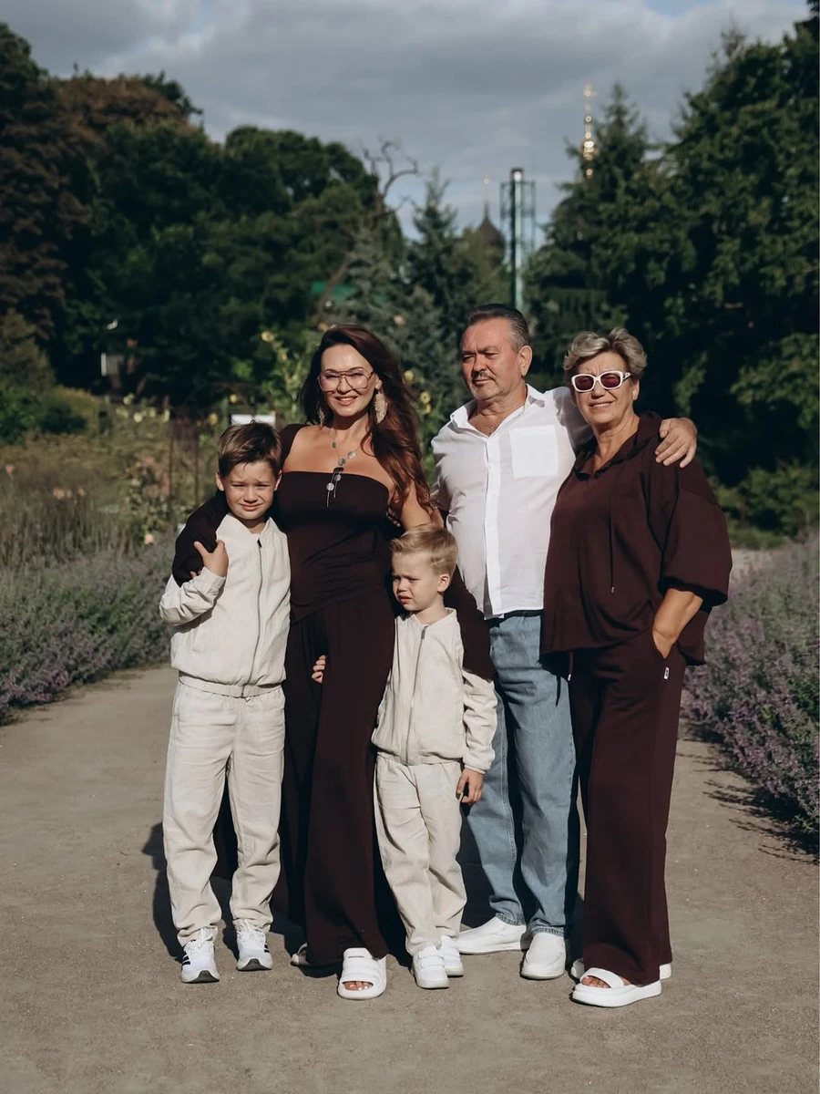 Анна Саліванчук замилувала фотосесією з батьками і синами