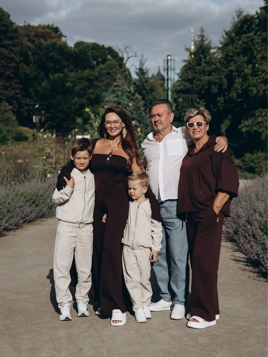 Анна Саліванчук замилувала фотосесією з батьками і синами