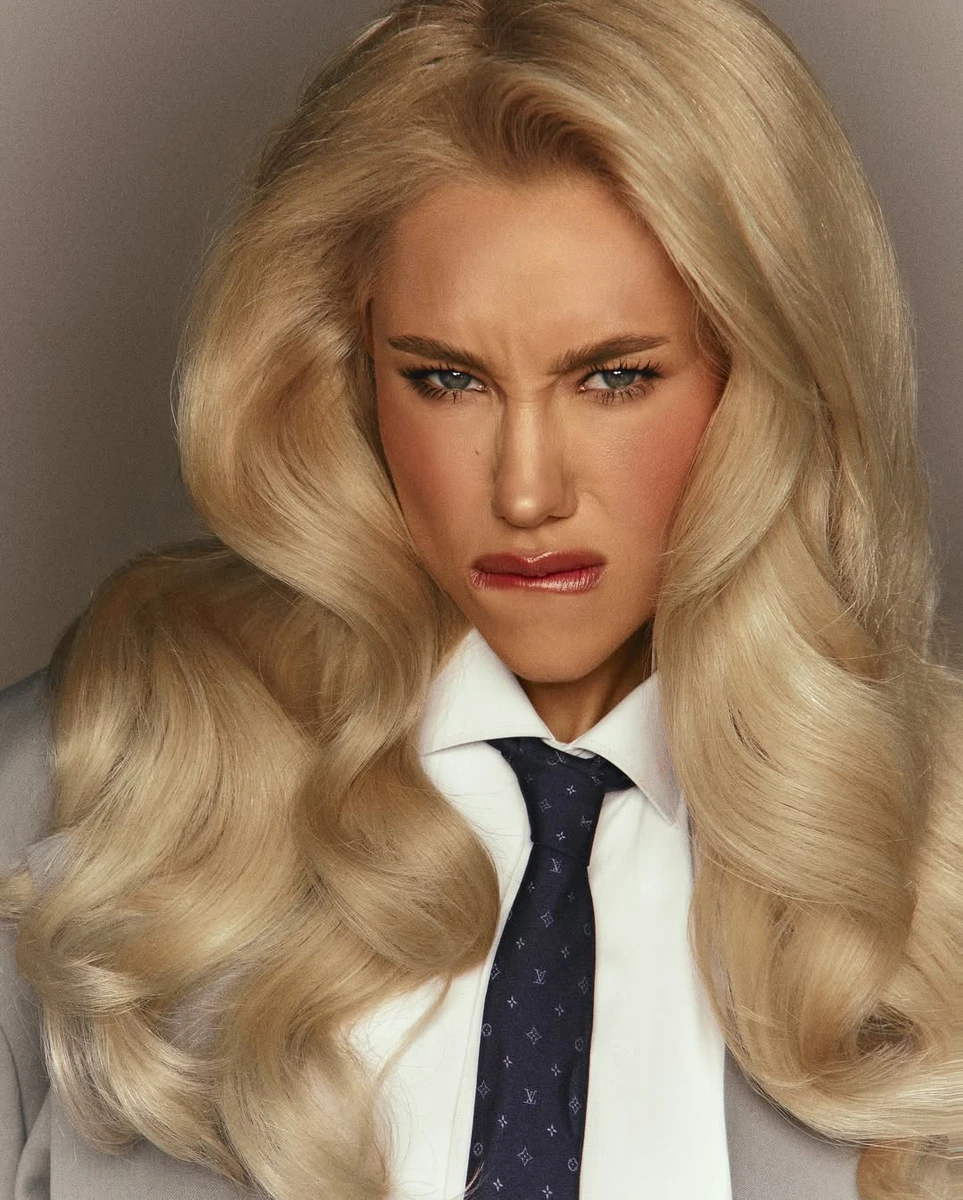 Даша Квіткова у краватці і з обʼємним волоссям