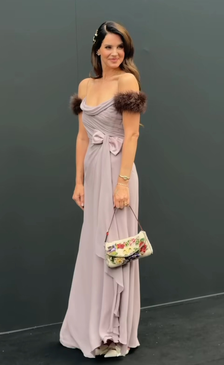 Лана Дель Рей у шифоні блиснула струнким тілом на показі мод в Парижі