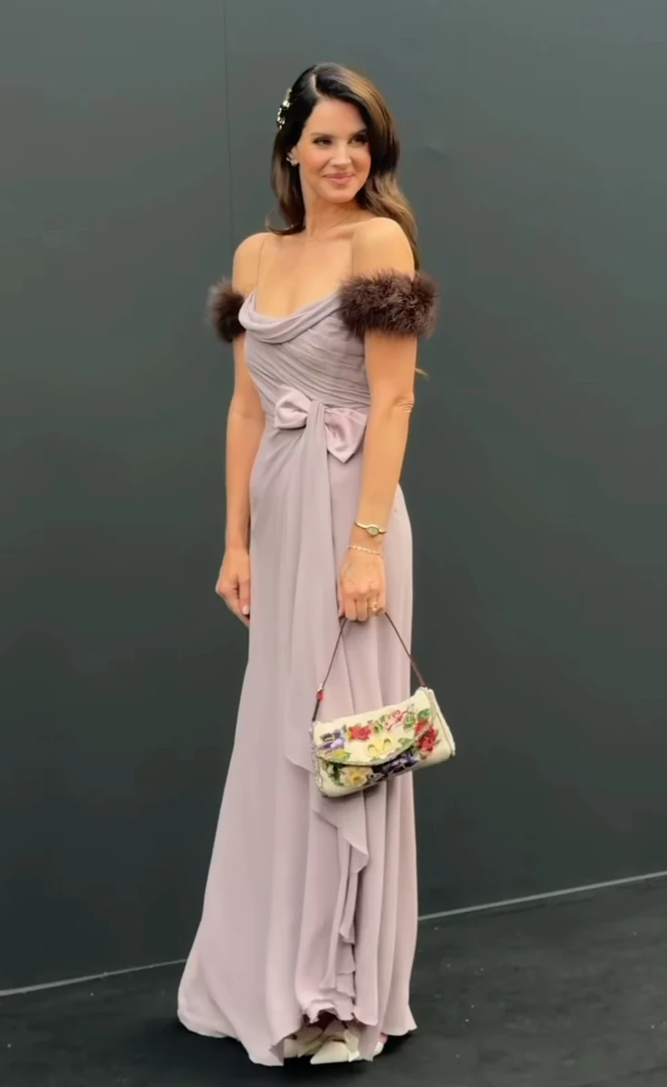 Лана Дель Рей у шифоні блиснула струнким тілом на показі мод в Парижі