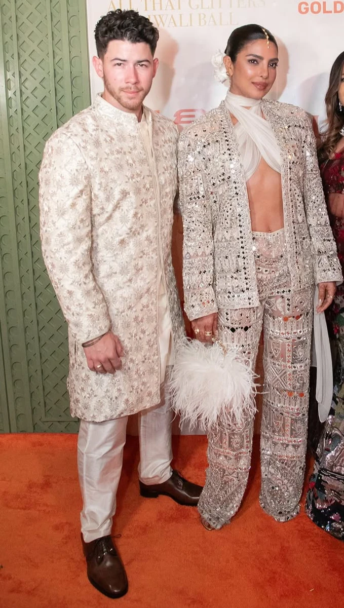 Пріянка Чопра у сяючому луці й топі попозувала з чоловіком на святі