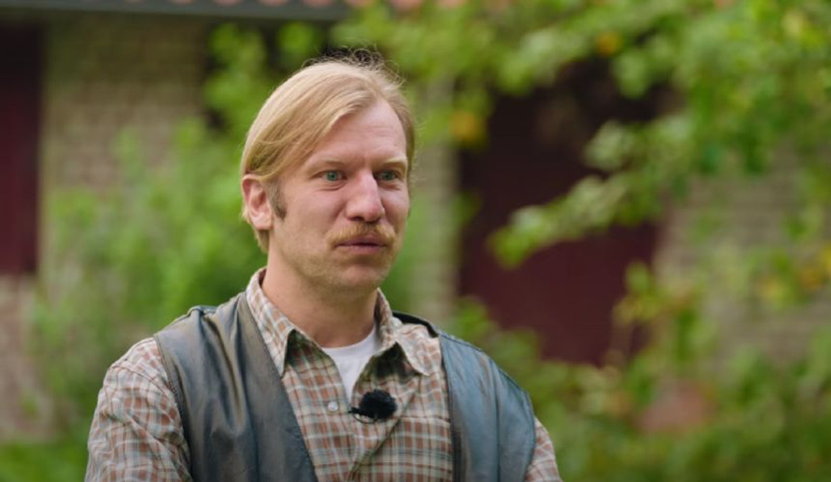 Виявляється, Дорн соромився себе, коли говорив українською, тож продовжує говорити російською 