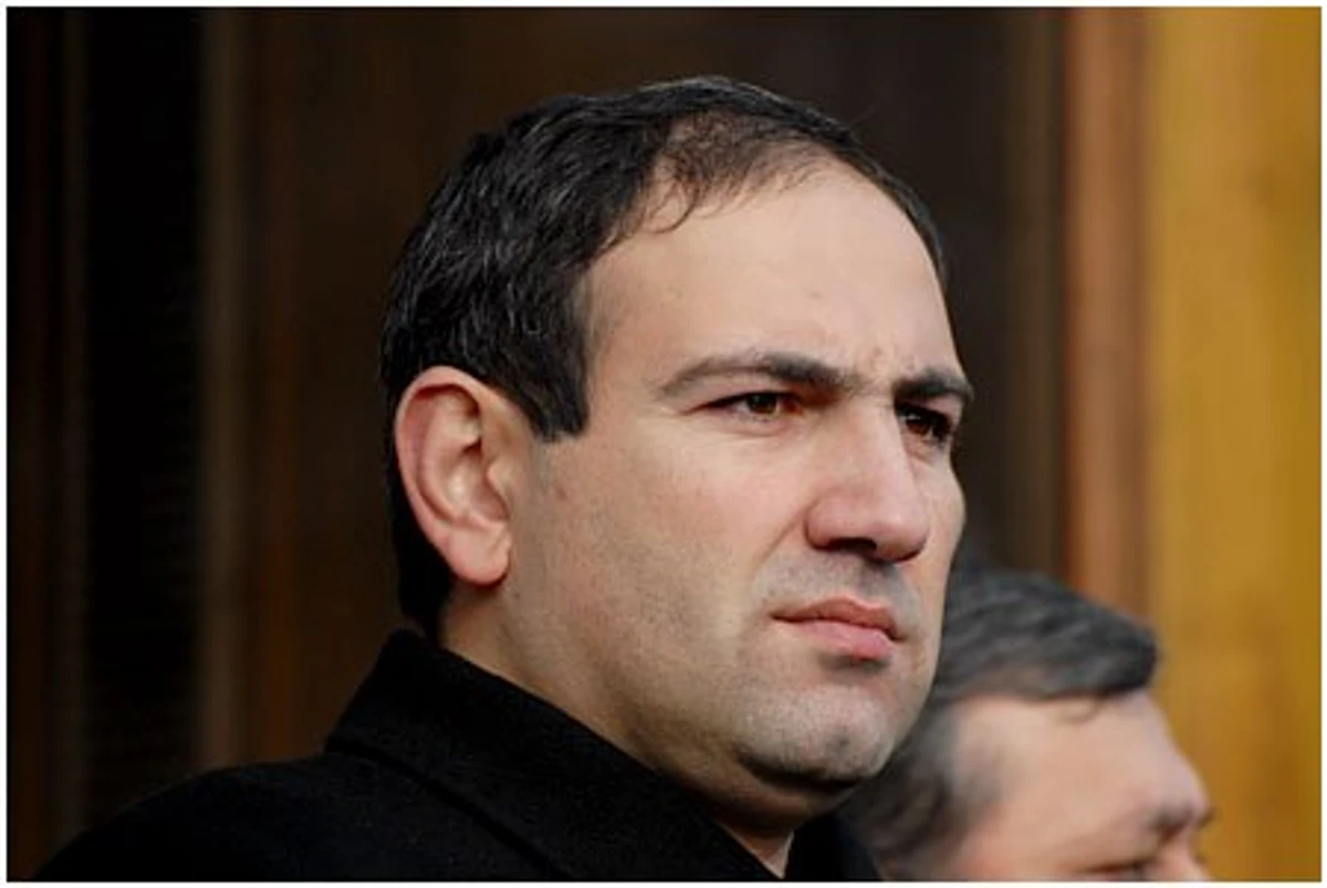 Нікол Пашинян з піднятими руками біля будівлі