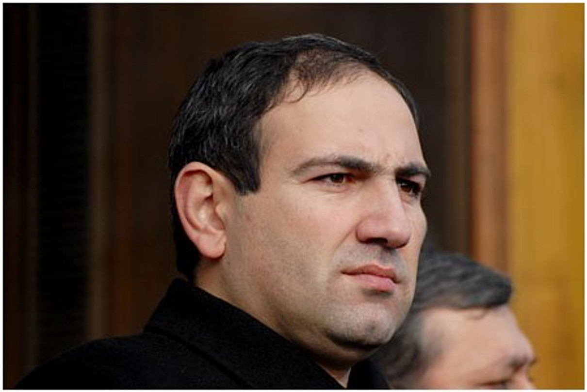 Нікол Пашинян з піднятими руками біля будівлі