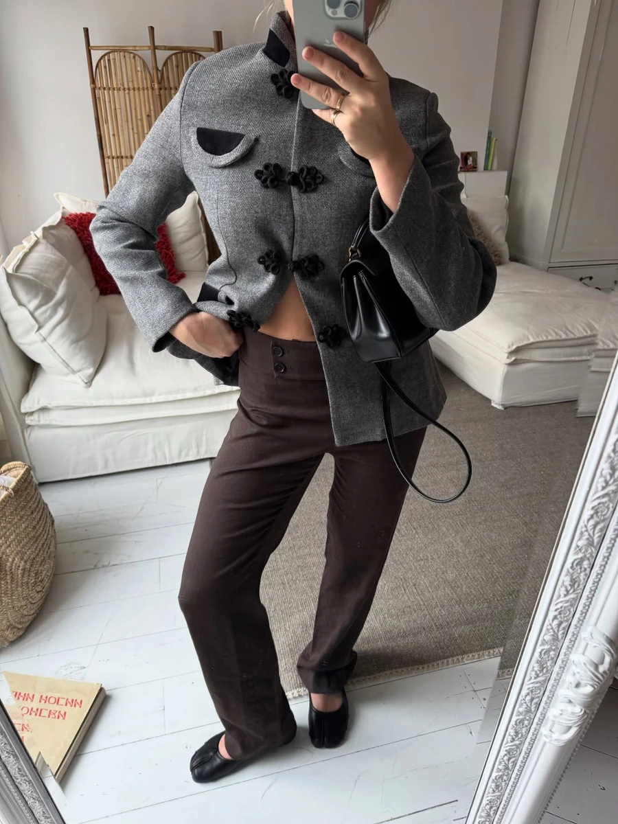 Дівчина позує в модному образі