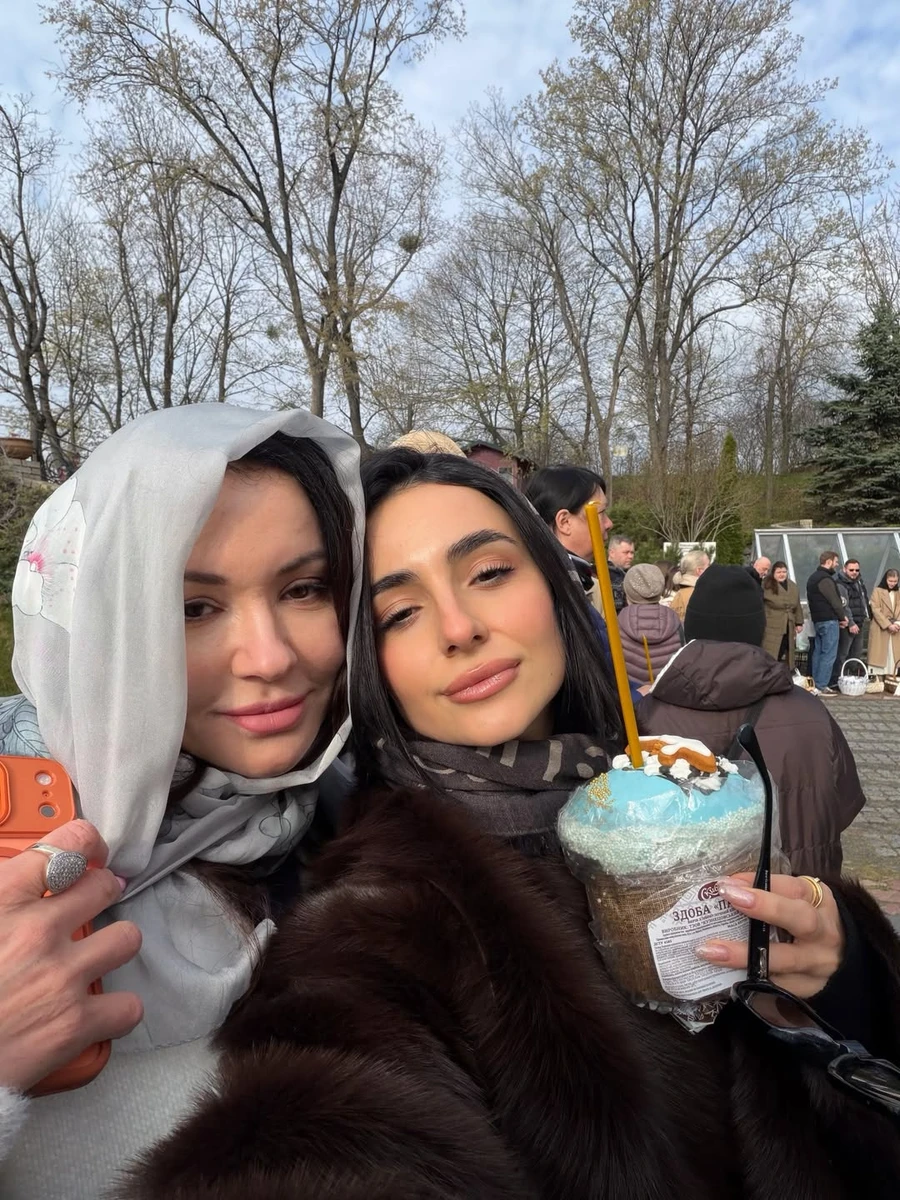 Анна Трінчер наробила селфі з мамою коло церкви