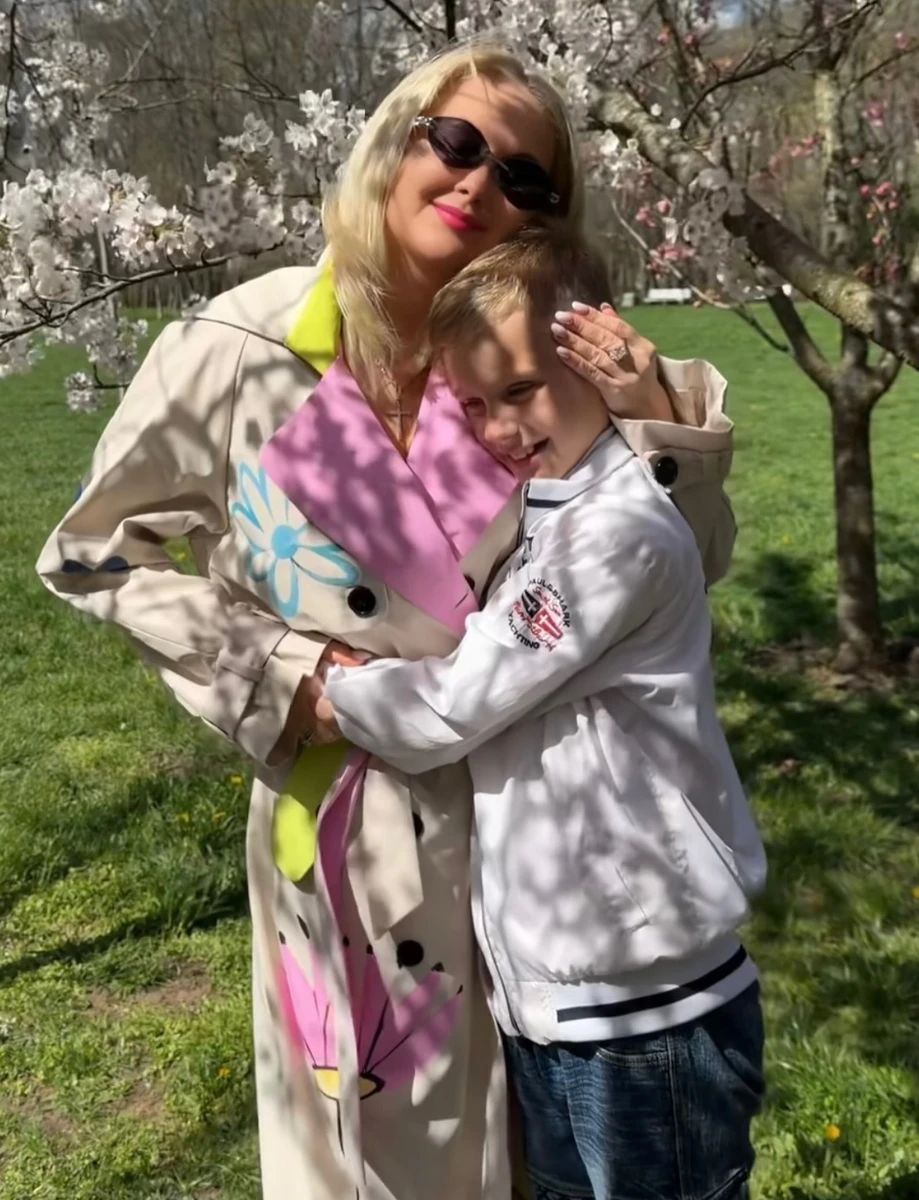 Катерина Бужинська обійняла сина для милого фото