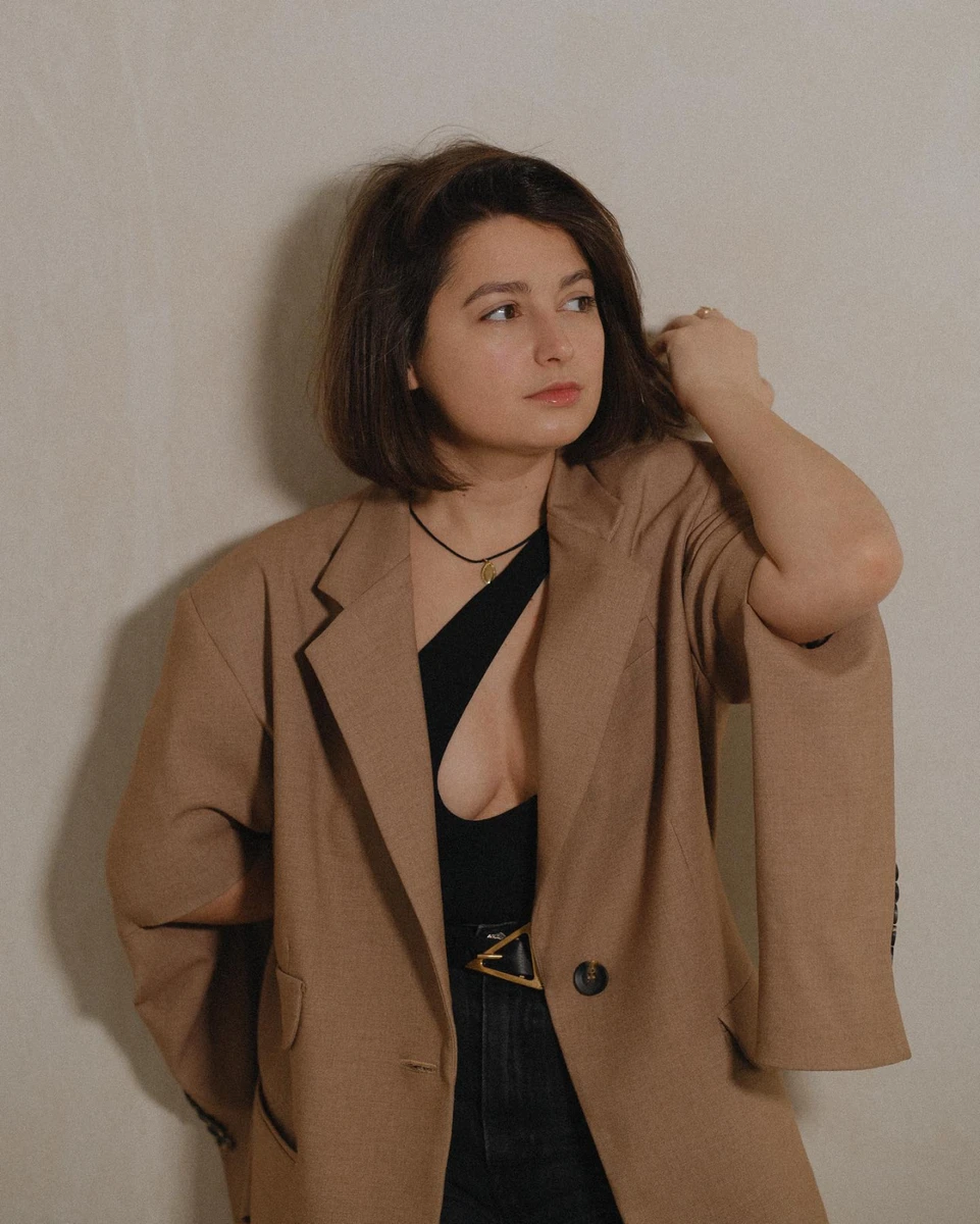 Найважче у роботі мені дається комунікація. І чим далі - тим важче, бо все більше людей щось від мене хочуть, мені пишуть. Іноді немає моральних сил навіть друзям відповідати, просто не хочеться.  Я інтроверт, просто люблю постійний рух, але мені комфортно бути самій або з чоловіком удвох, - зізнається блогерка