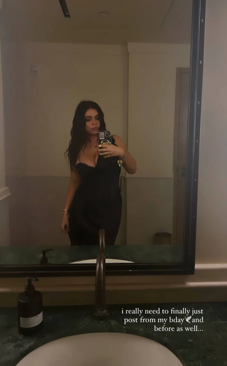 Схоже, фото зроблено в день народження дівчини