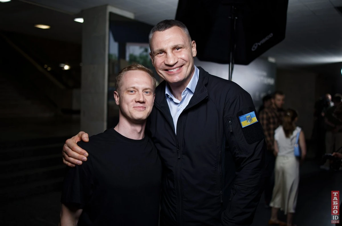 Журналісту УП Роману Кравцю пощастило опинитися в обіймах мера 