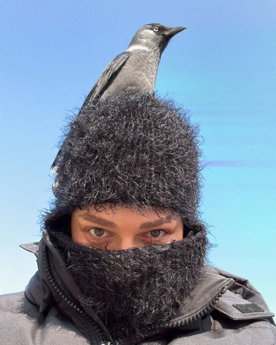 Даша Астаф'єва сфотографувалася з птахом на голові