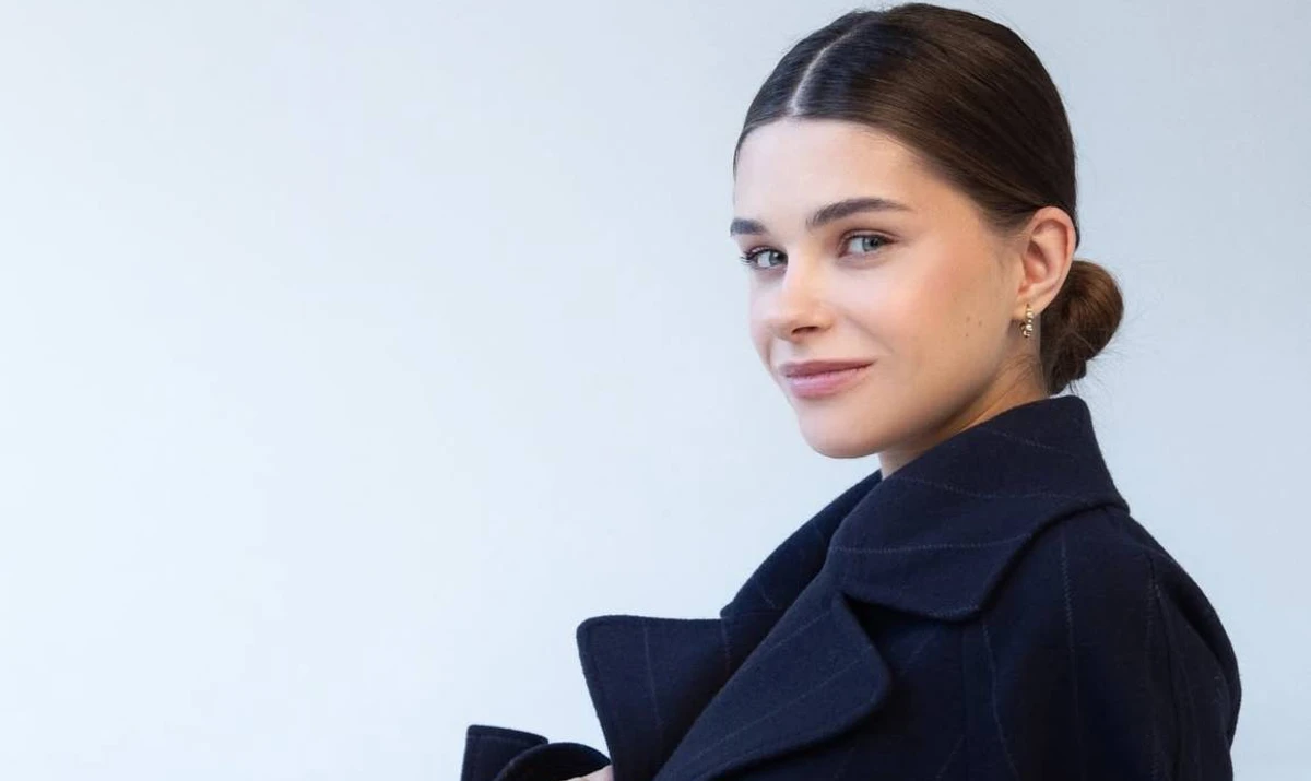 Катерина Остапчук у пальті на голе тіло