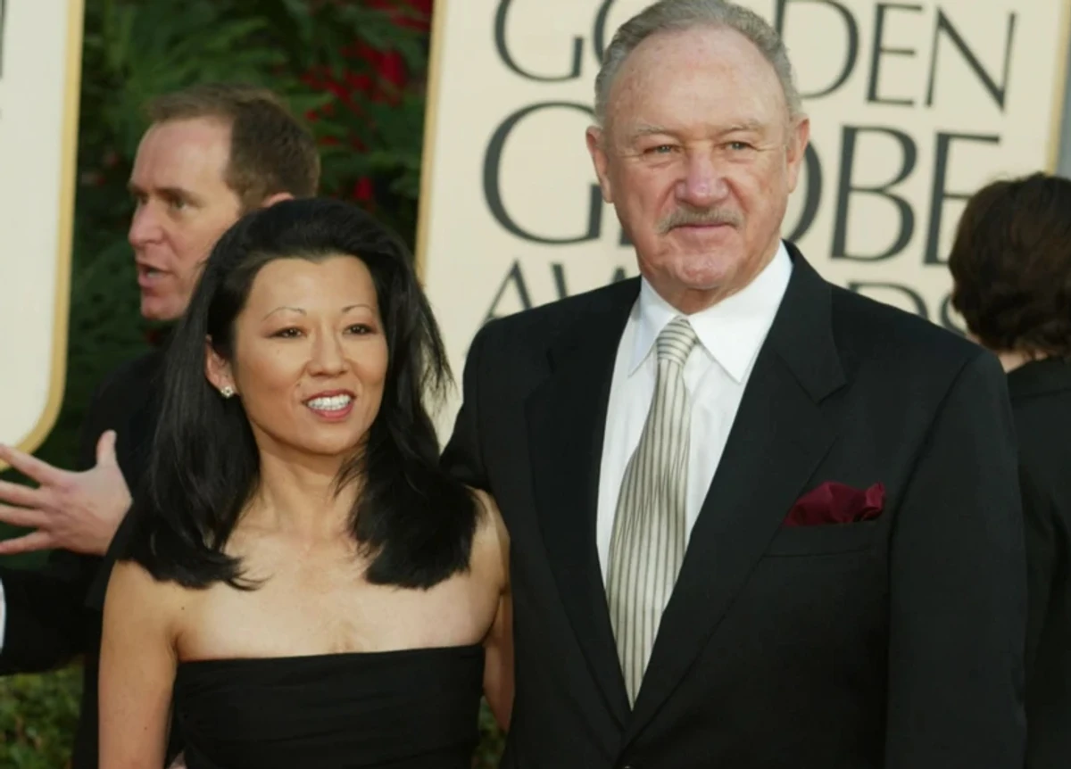 Джин Гекман та Бетсі Аракава позують для фото