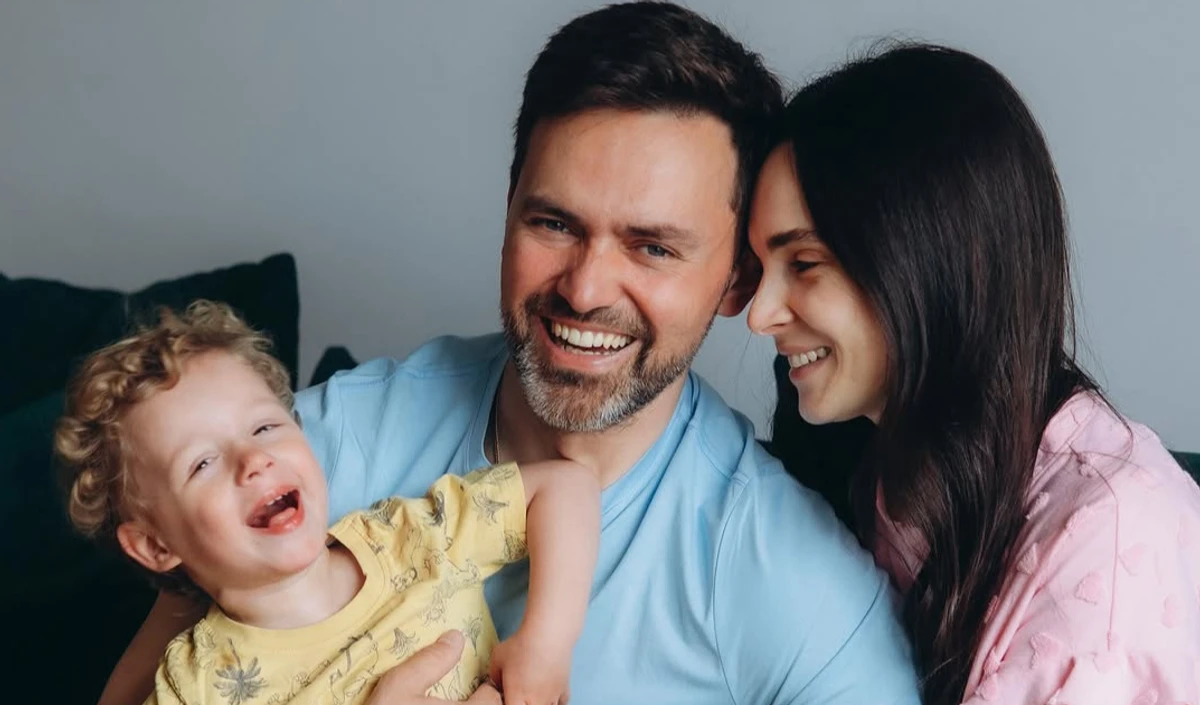 Інна та Тімур Мірошниченки з сином на фото