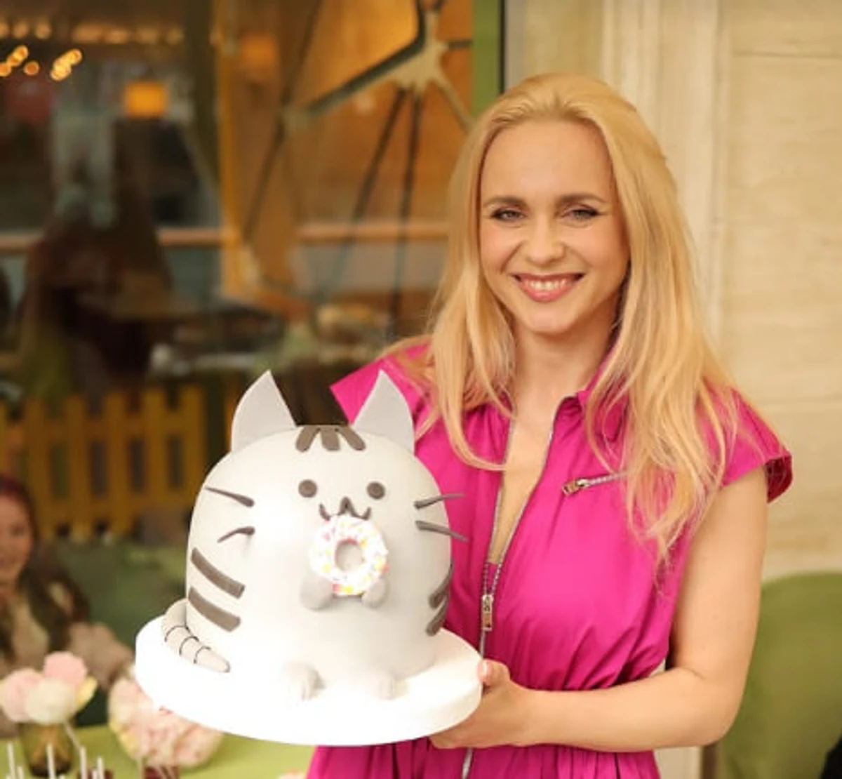 Лілія Ребрик з тортом для дочки