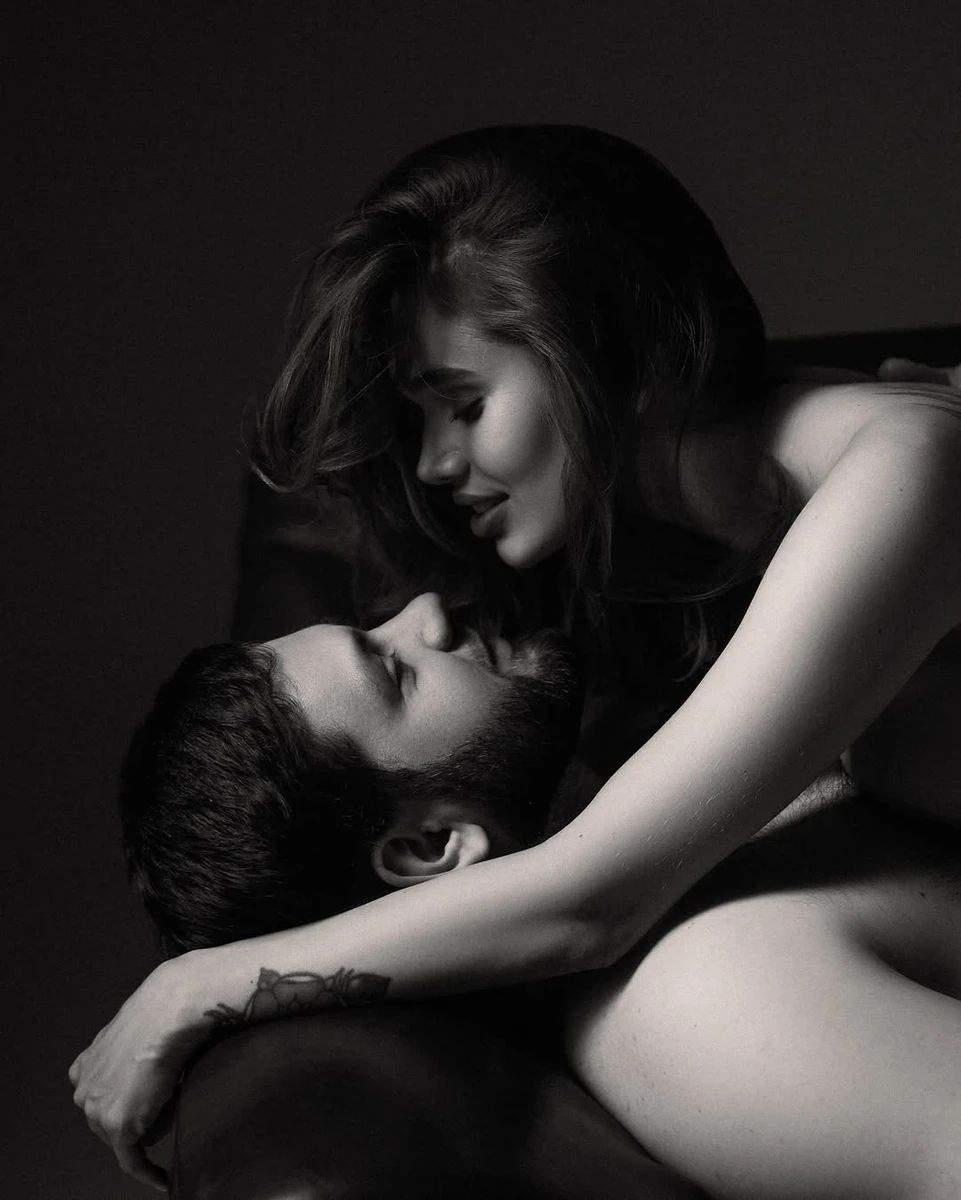 Саша Бо топлес посиділа на своєму чоловіку