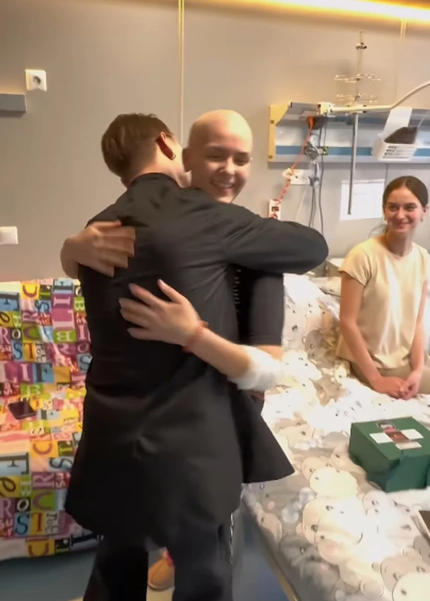 Артем Пивоваров подарував дівчині перуку зі свого власного волосся